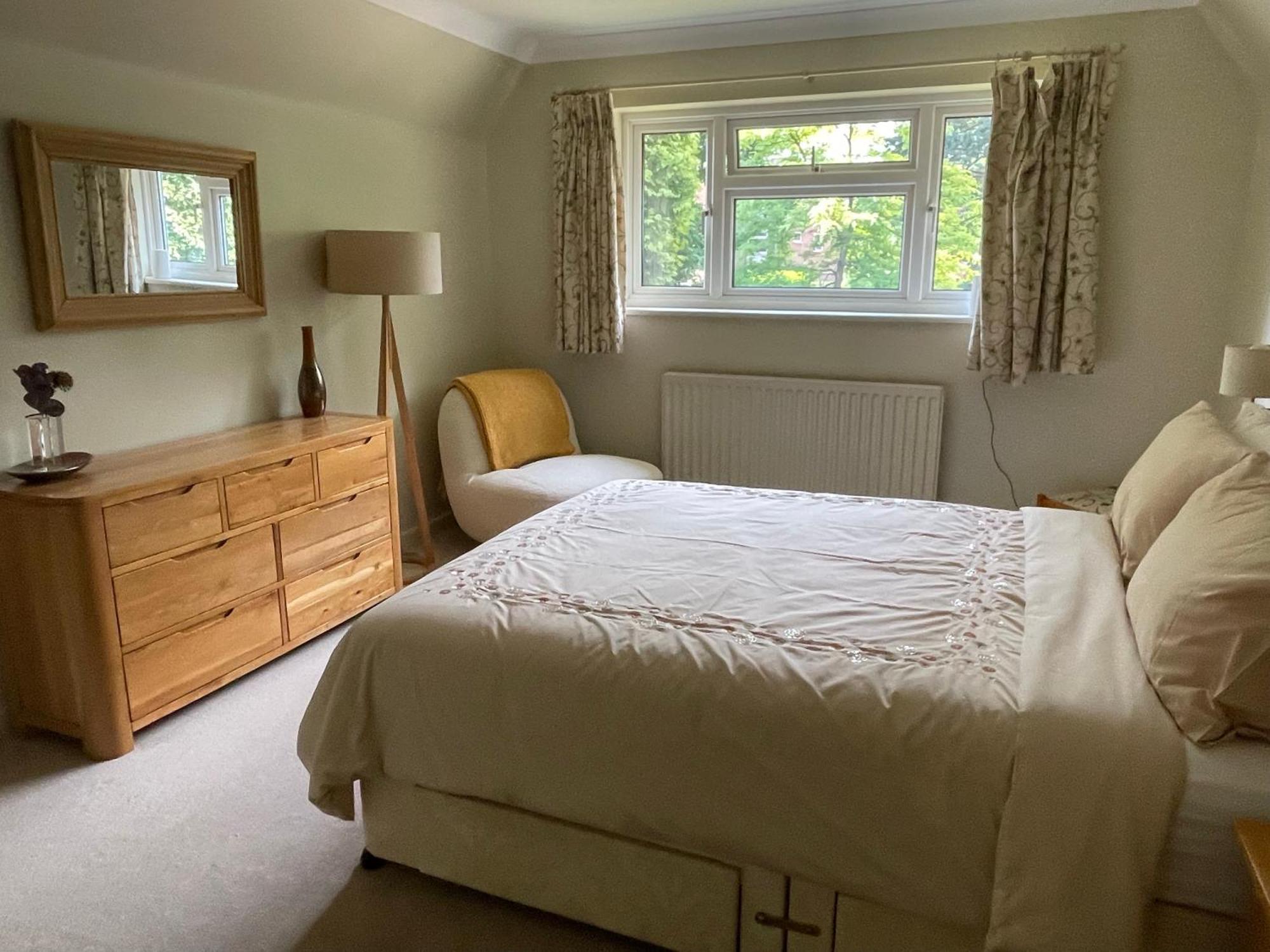 Charming Bournemouth House With Beautiful Spacious Gardens, 5 Min Drive To Beaches, Free Parking For 2-3 Cars Екстер'єр фото