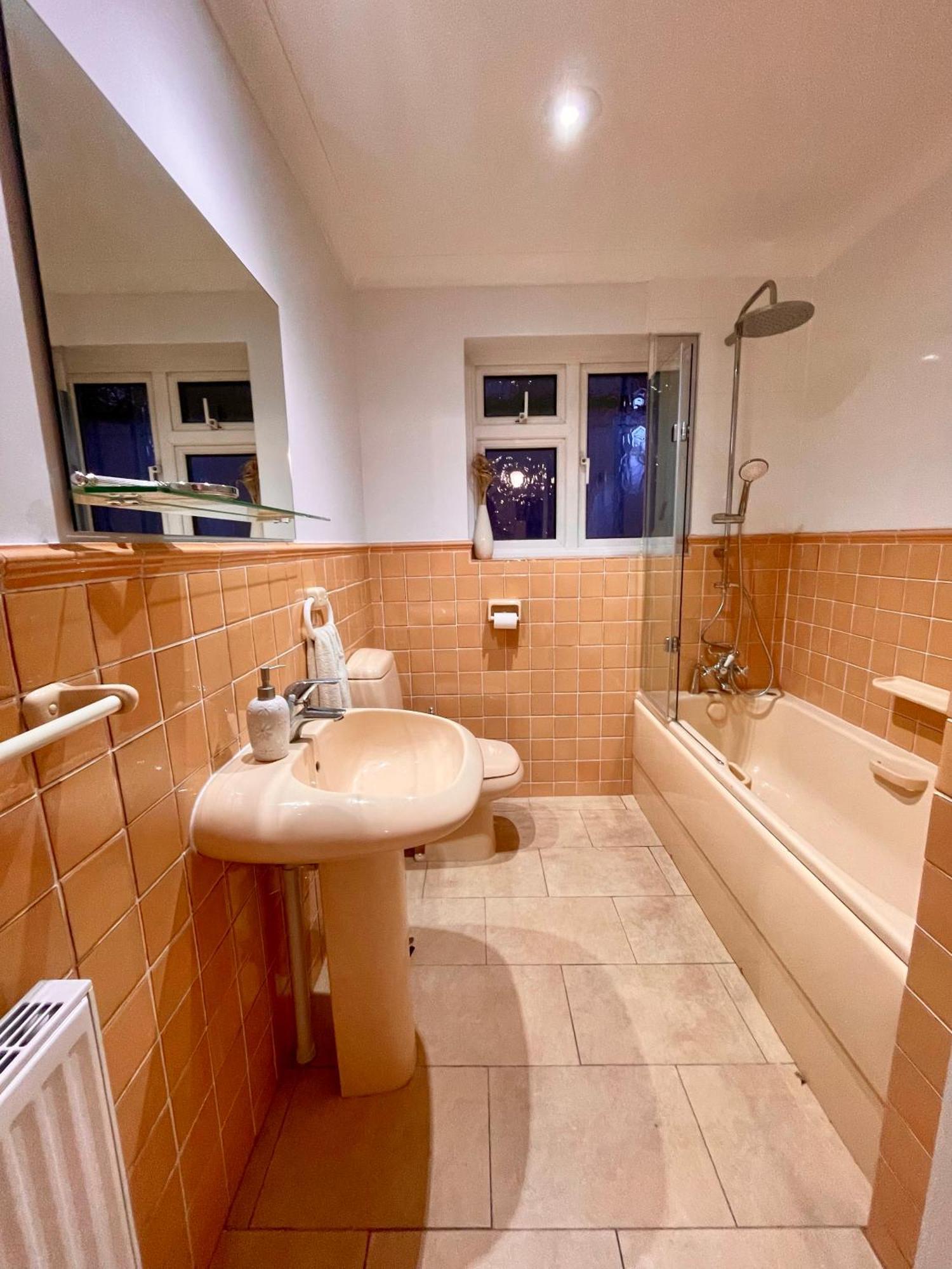 Charming Bournemouth House With Beautiful Spacious Gardens, 5 Min Drive To Beaches, Free Parking For 2-3 Cars Екстер'єр фото