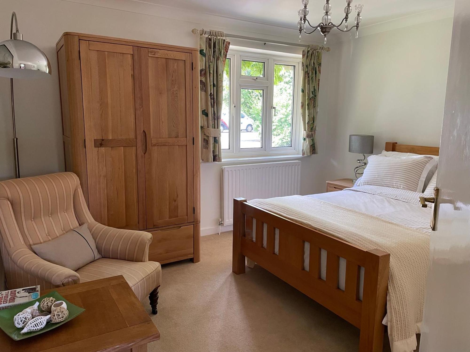Charming Bournemouth House With Beautiful Spacious Gardens, 5 Min Drive To Beaches, Free Parking For 2-3 Cars Екстер'єр фото