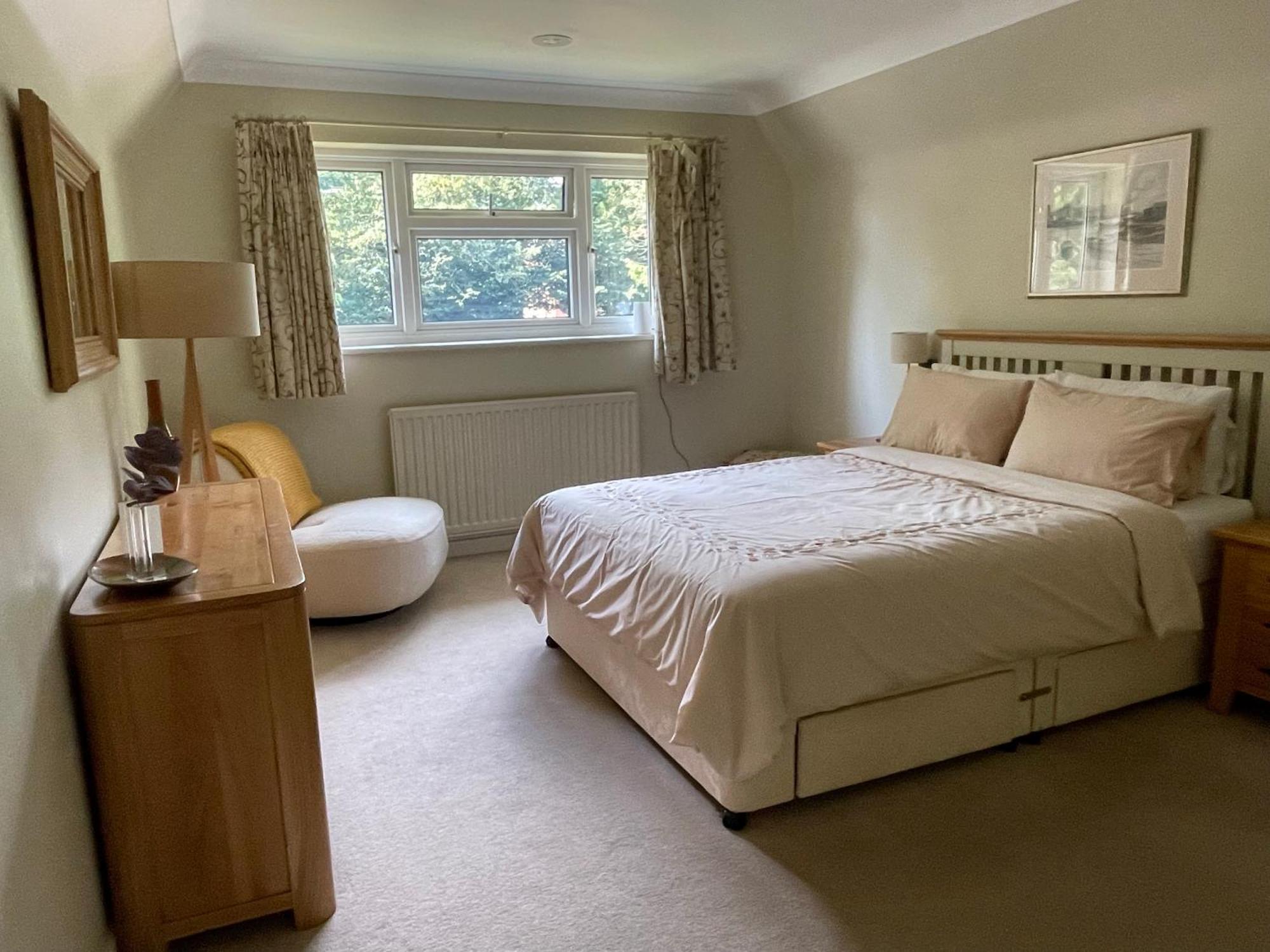 Charming Bournemouth House With Beautiful Spacious Gardens, 5 Min Drive To Beaches, Free Parking For 2-3 Cars Екстер'єр фото