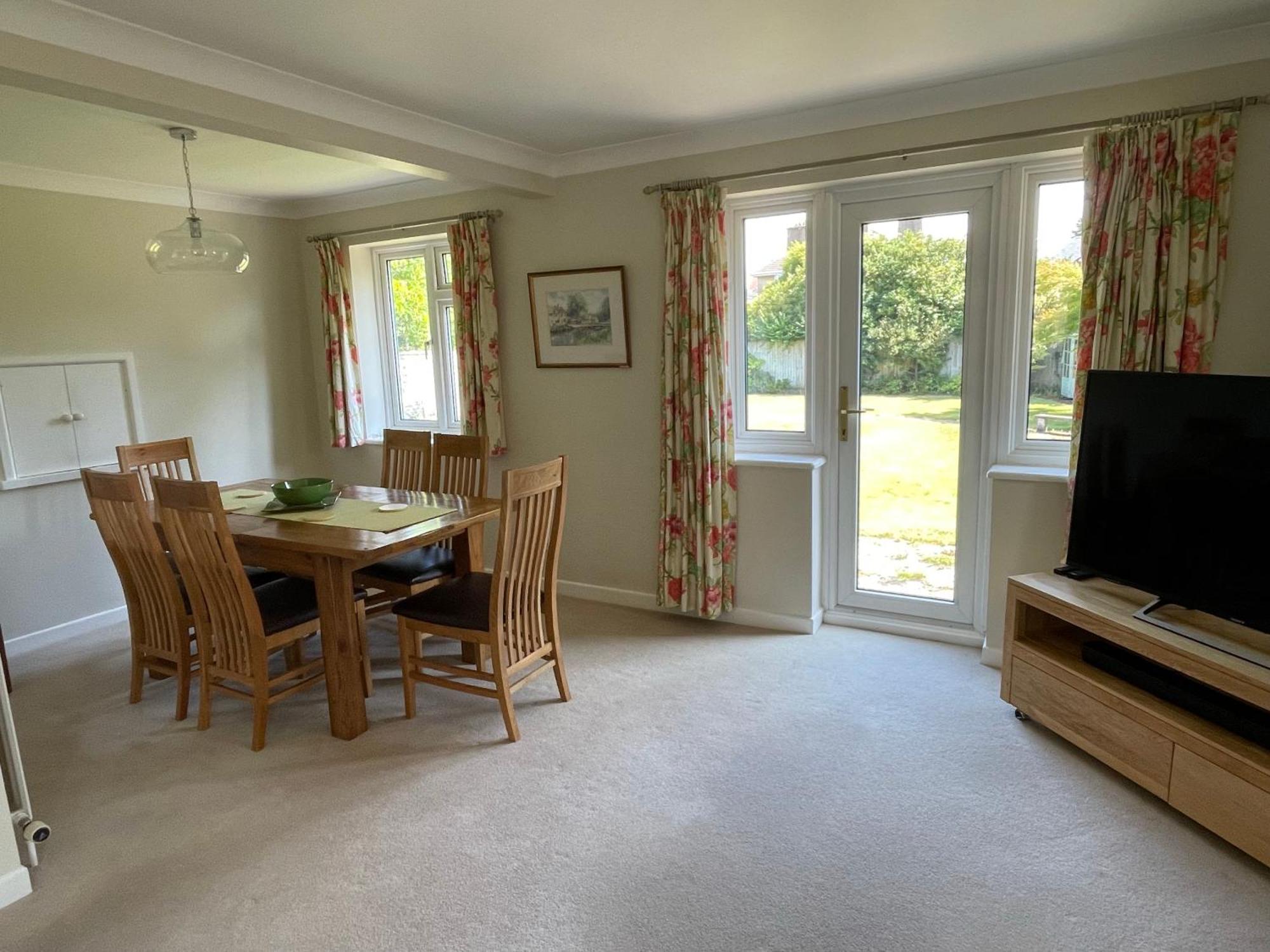 Charming Bournemouth House With Beautiful Spacious Gardens, 5 Min Drive To Beaches, Free Parking For 2-3 Cars Екстер'єр фото