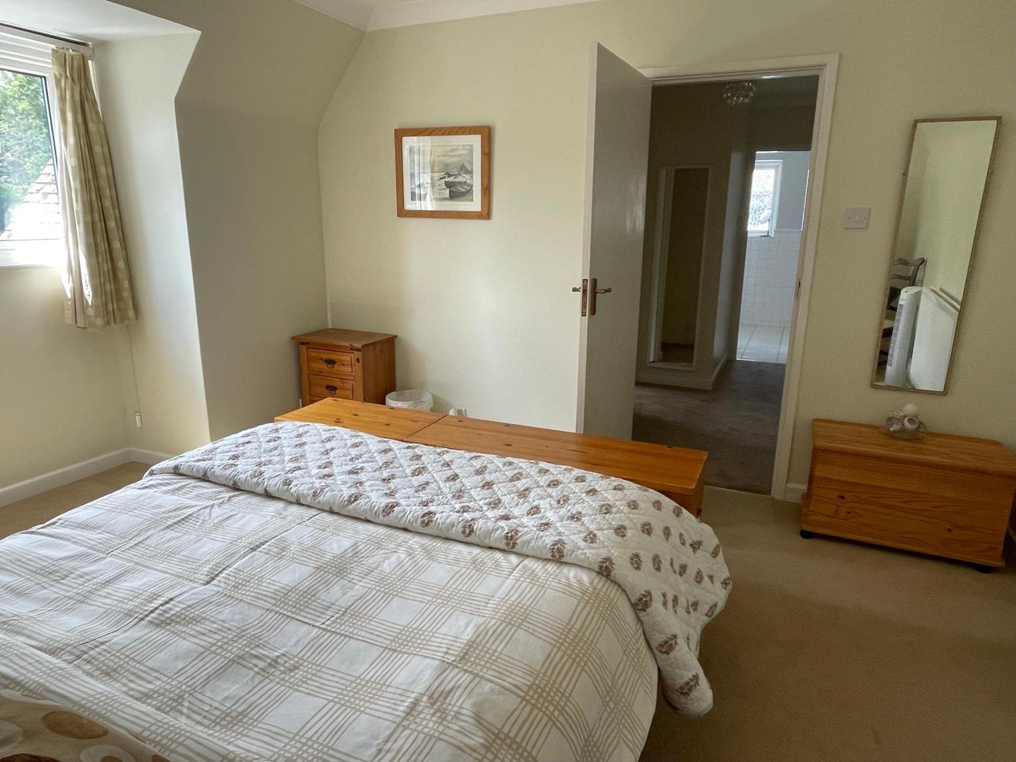 Charming Bournemouth House With Beautiful Spacious Gardens, 5 Min Drive To Beaches, Free Parking For 2-3 Cars Екстер'єр фото