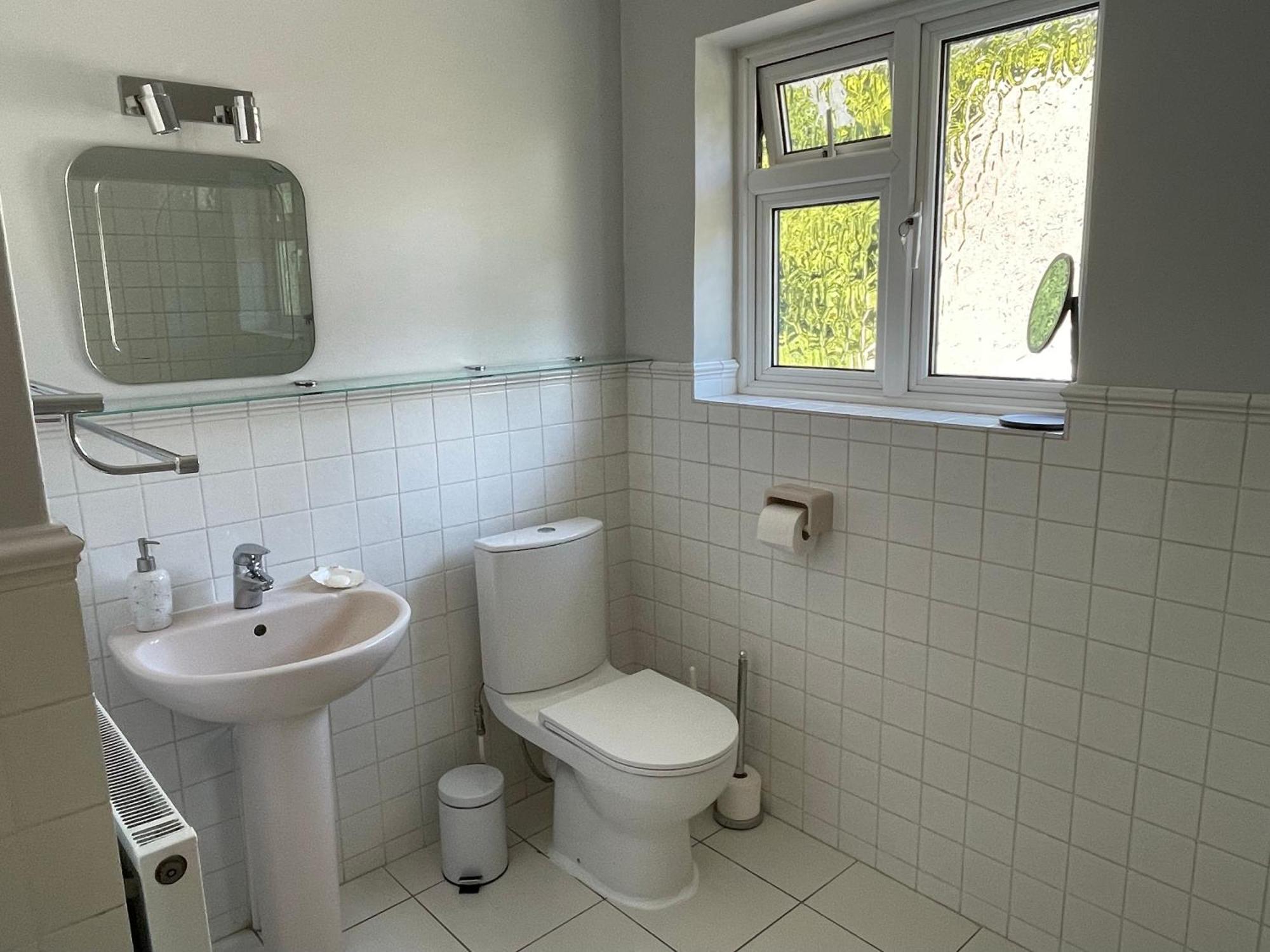 Charming Bournemouth House With Beautiful Spacious Gardens, 5 Min Drive To Beaches, Free Parking For 2-3 Cars Екстер'єр фото